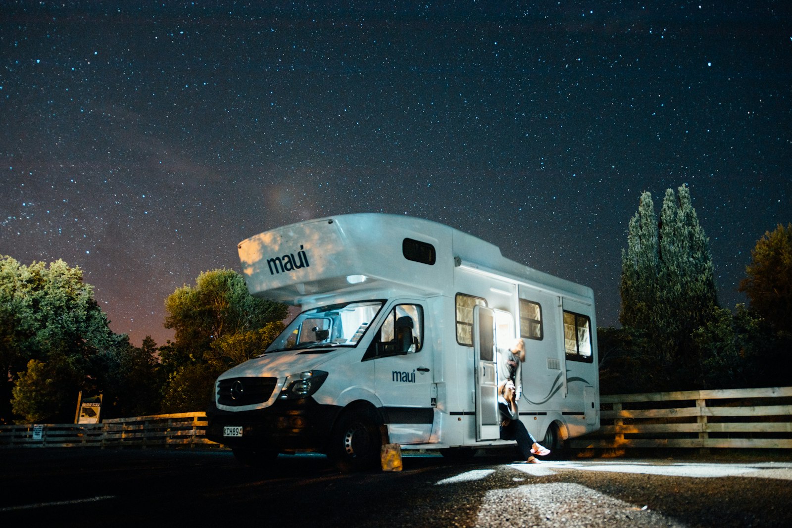 Hvid autocamper på en campingplads