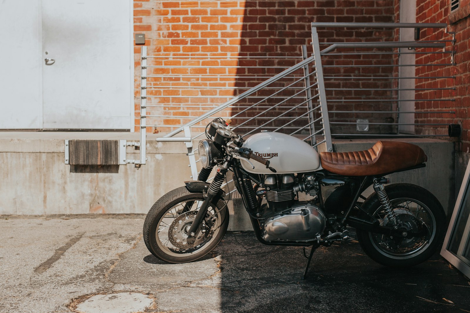 Motorcykel parkeret ved en mur